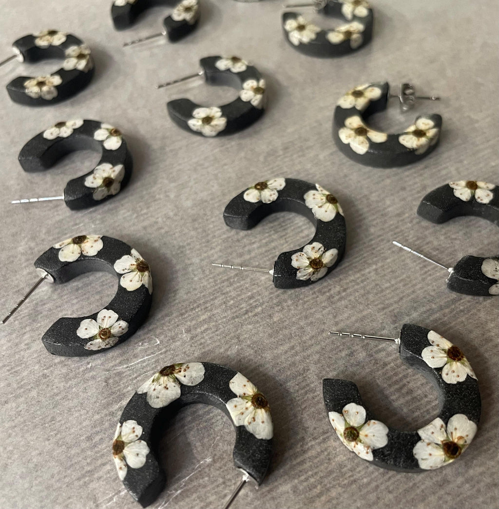 Boucles d'oreilles | Anne | Noir et Fleurs véritables